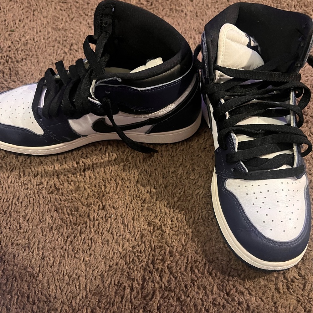 Kids Nike High-Top Sneakers in Navy and White